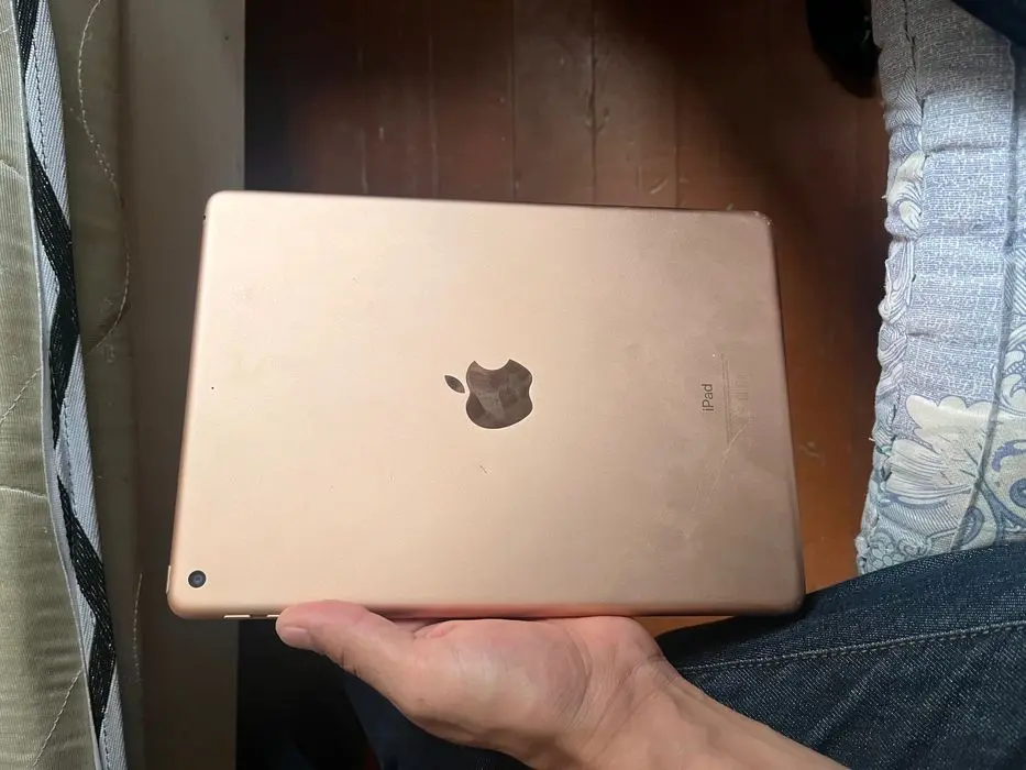 Ipad srochna sotiladi