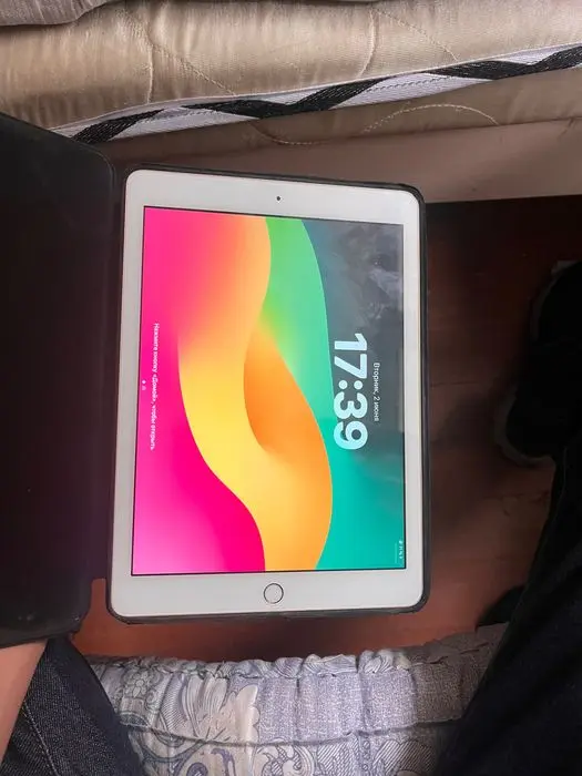 Ipad srochna sotiladi