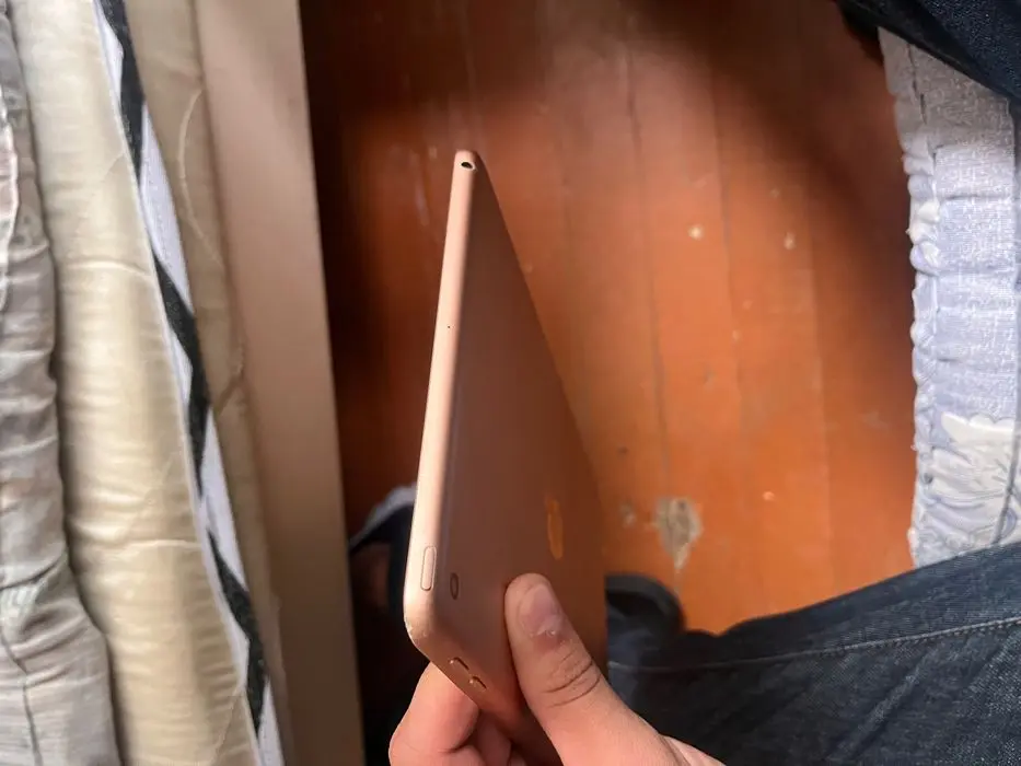 Ipad srochna sotiladi