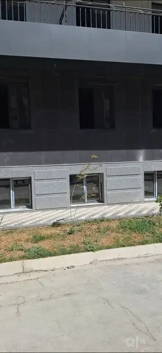 3 хонали 2 та кв сотилади: 1-этаж(39 500 $) ва полуподвал (27 500 $) .