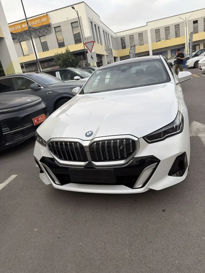 BMW i5 40L M-Sport 2025 yil