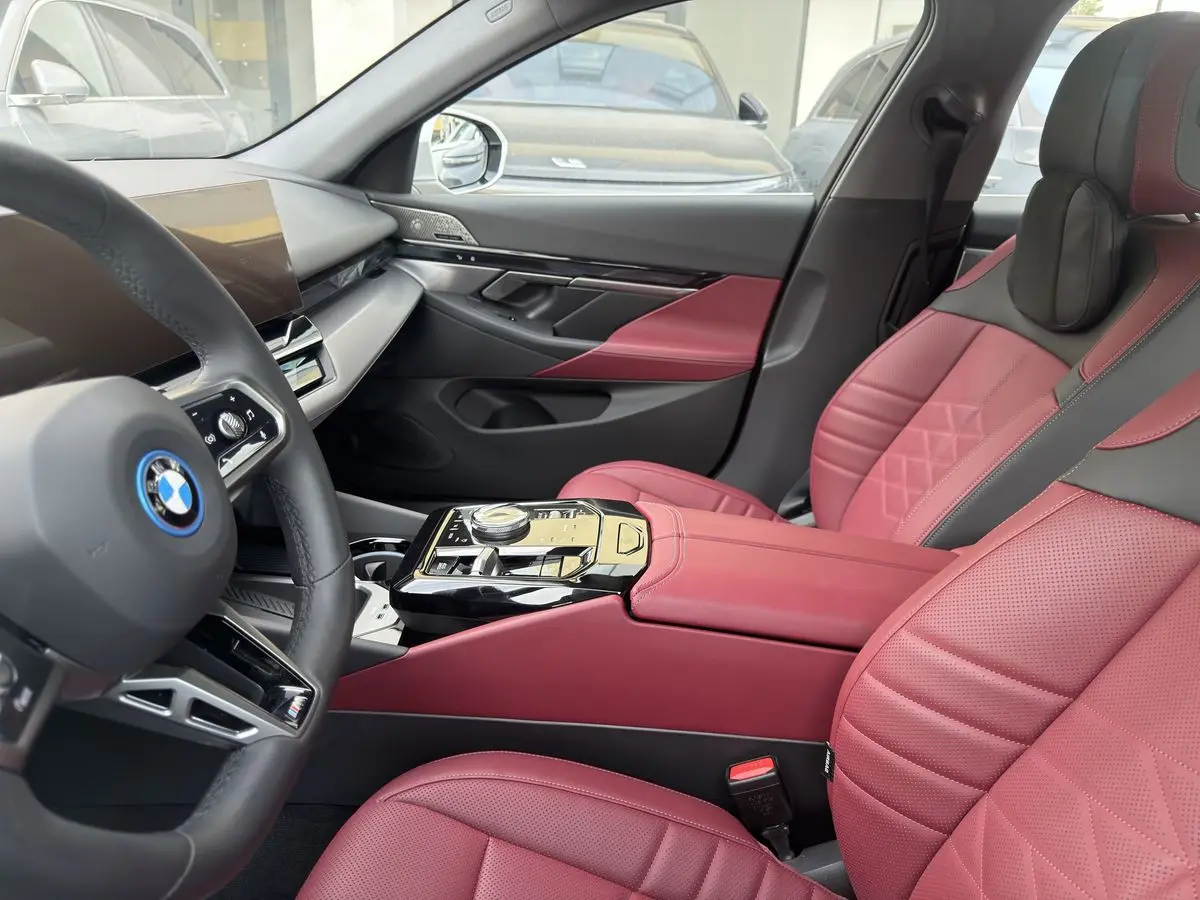 BMW i5 40L M-Sport 2025 yil