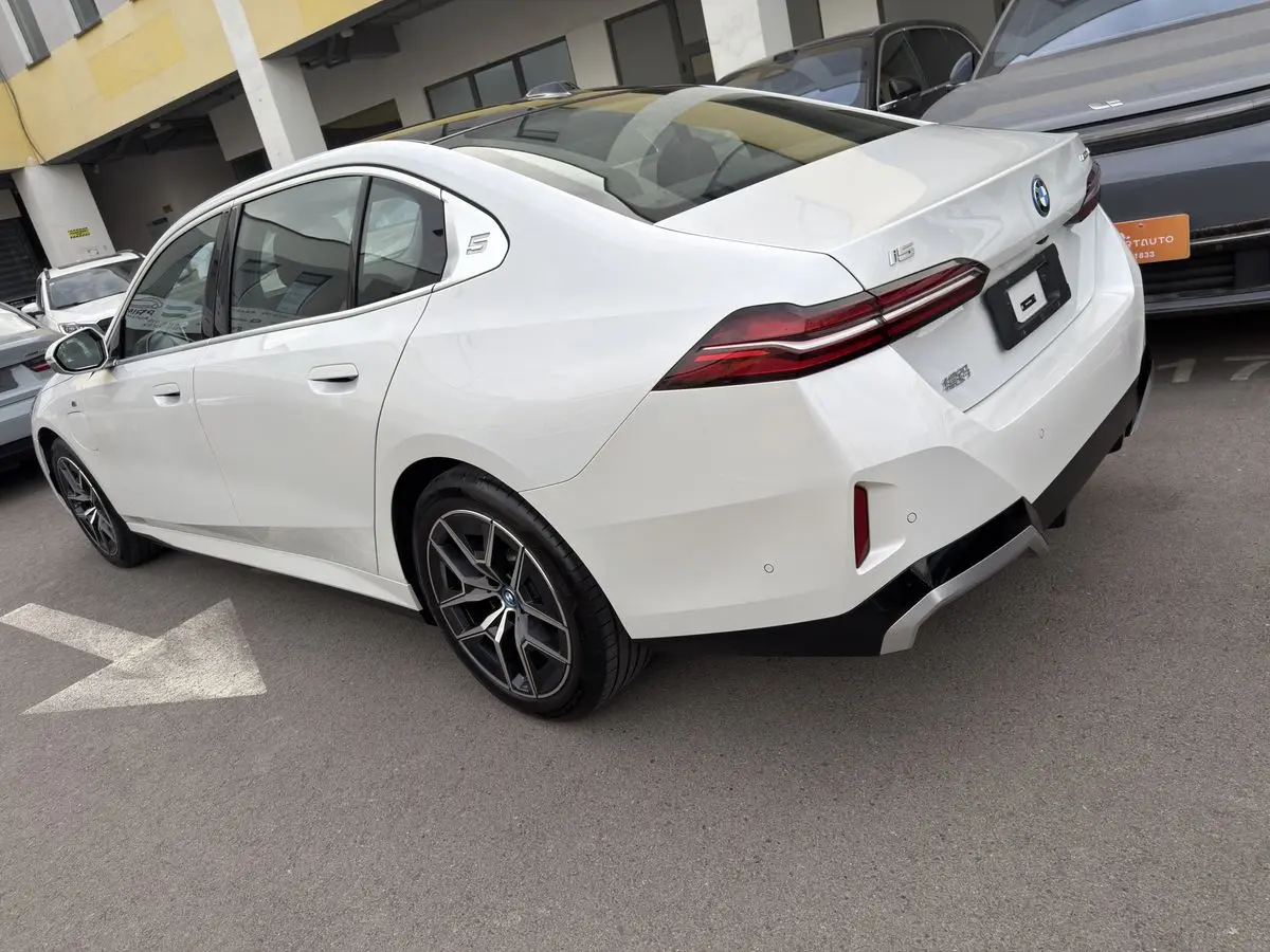 BMW i5 40L M-Sport 2025 yil