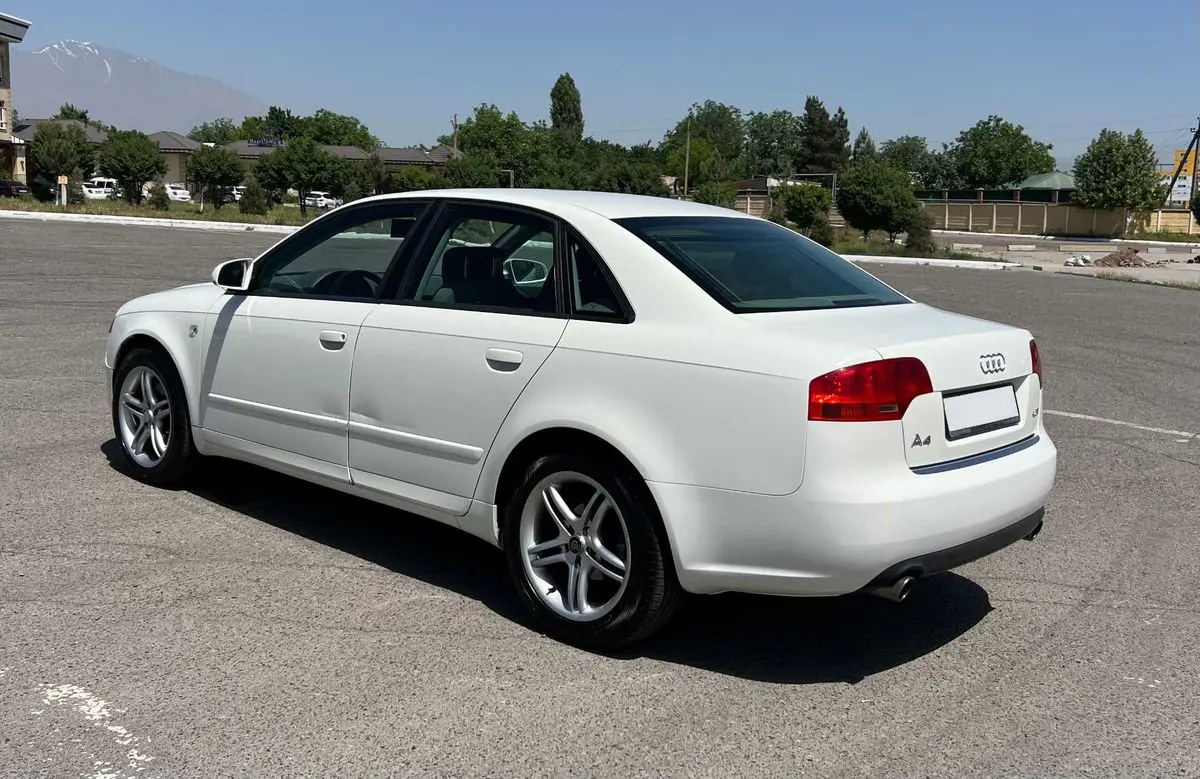 Audi A4 в хорошем состояние 1.8 турбо