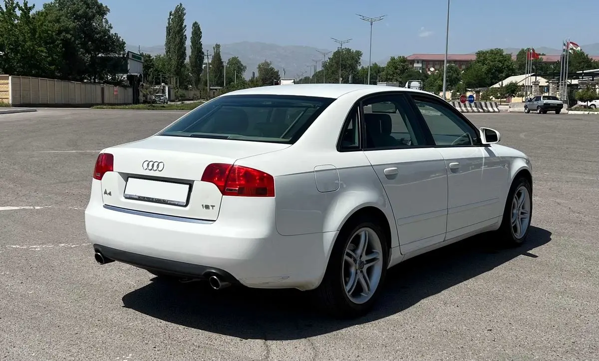 Audi A4 в хорошем состояние 1.8 турбо