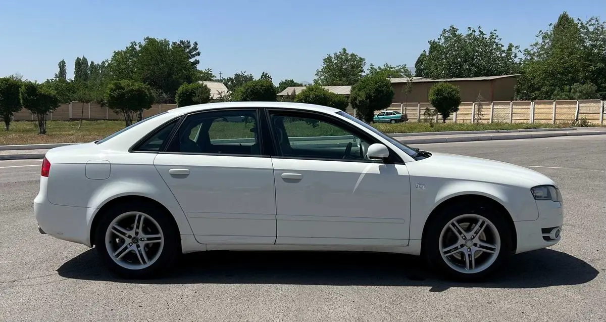 Audi A4 в хорошем состояние 1.8 турбо
