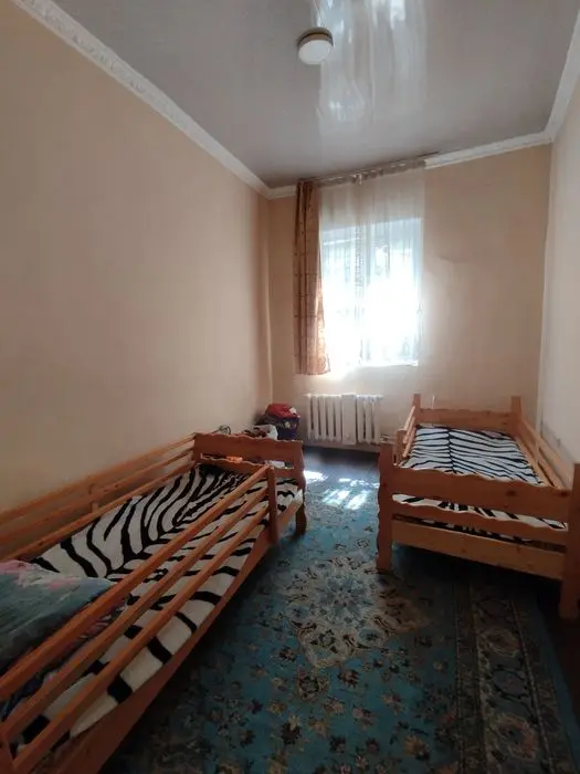 Срочно продаётся дом с мебелью в общем дворе в центре города.
