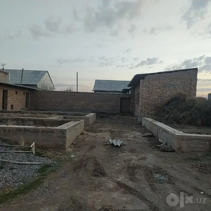 Курилиши тугалланмаган ховли, 