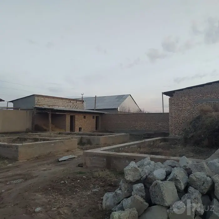 Курилиши тугалланмаган ховли, 