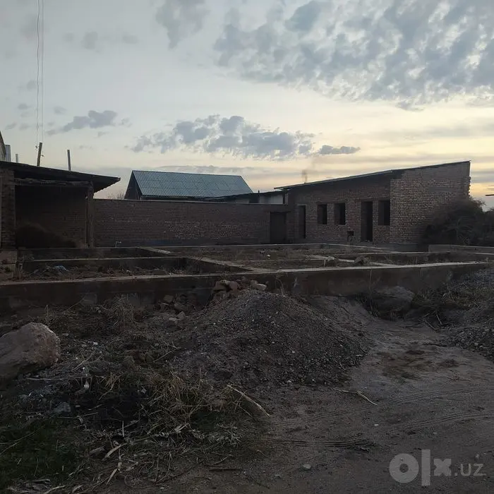 Курилиши тугалланмаган ховли, 