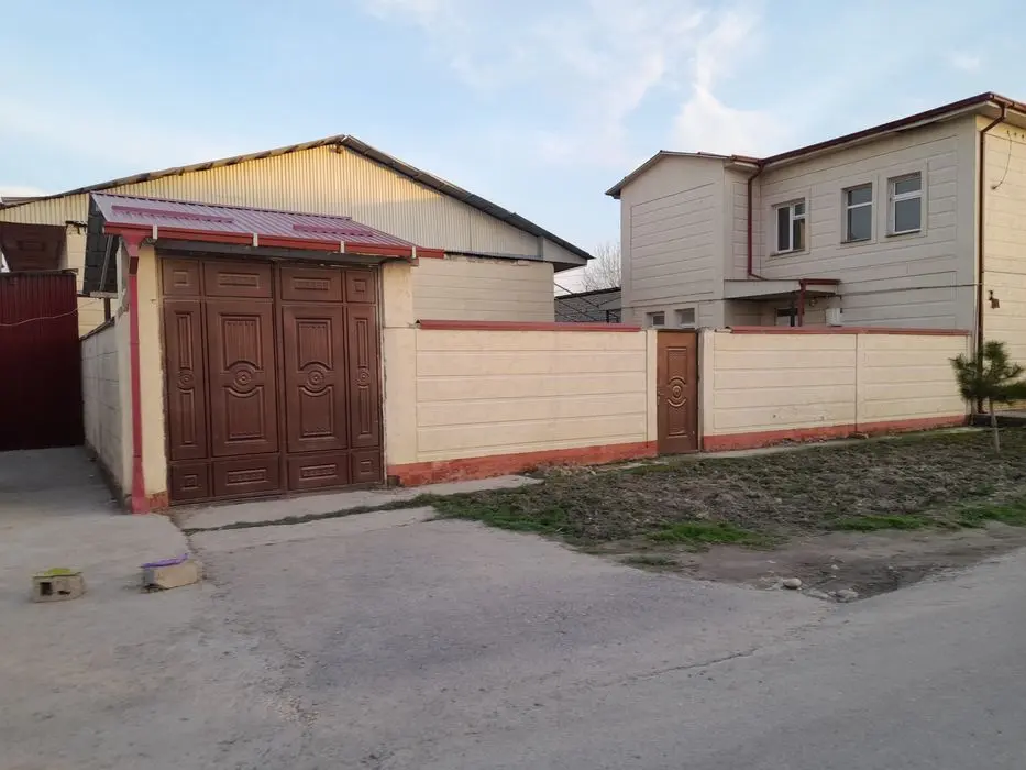 Al-Buxoriy majmuasi yonida uy