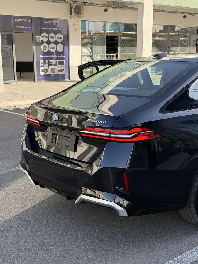 Bmw i5 40l 2025-yil +dop 4K Tv HUD Harmann Kardon Sky Lounge 360kamera