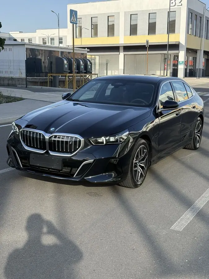 Bmw i5 40l 2025-yil +dop 4K Tv HUD Harmann Kardon Sky Lounge 360kamera