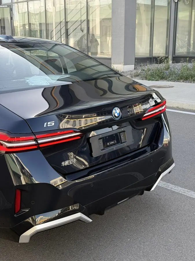 Bmw i5 40l 2025-yil +dop 4K Tv HUD Harmann Kardon Sky Lounge 360kamera