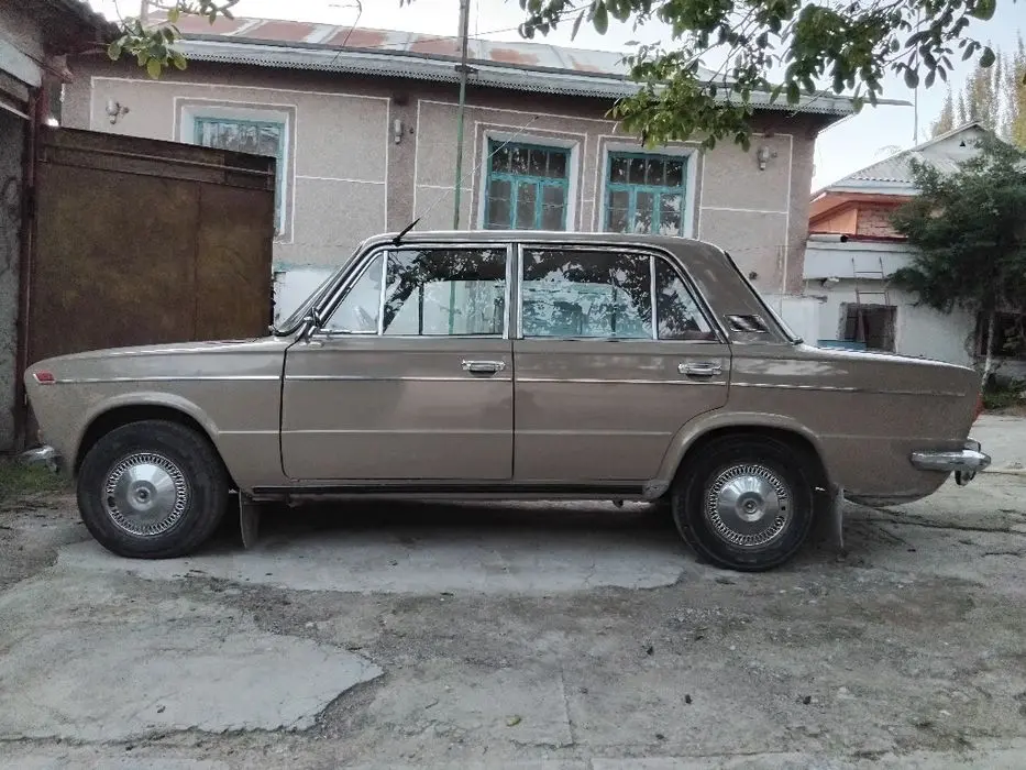 Lada.  Vaz   2103