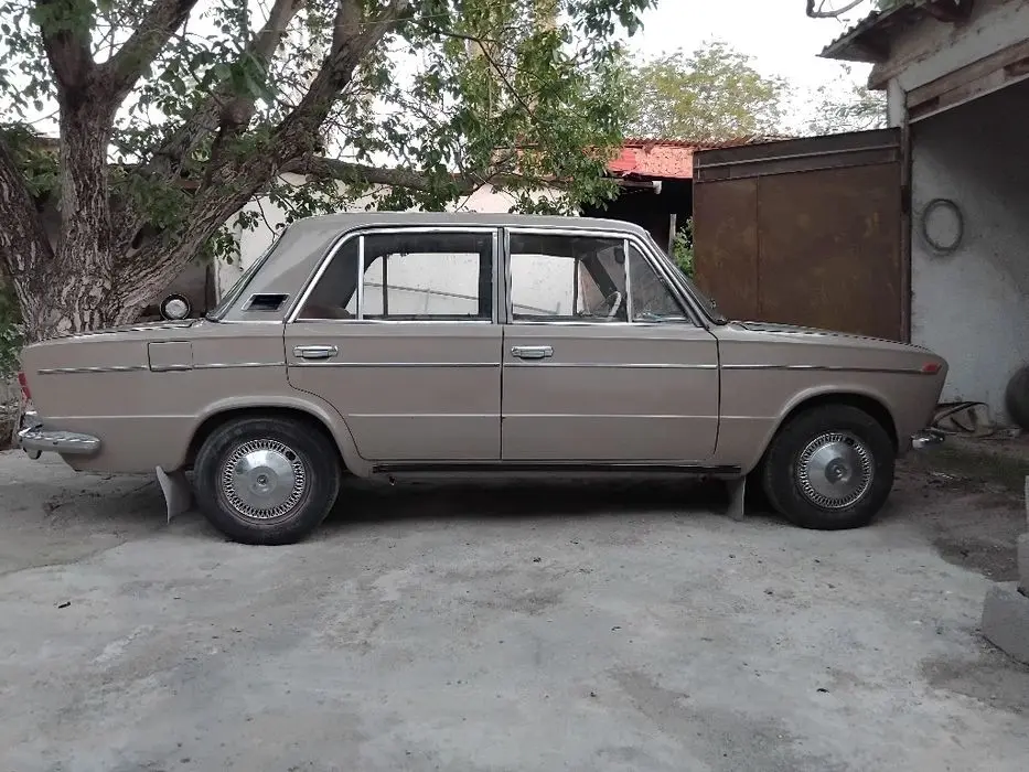 Lada.  Vaz   2103
