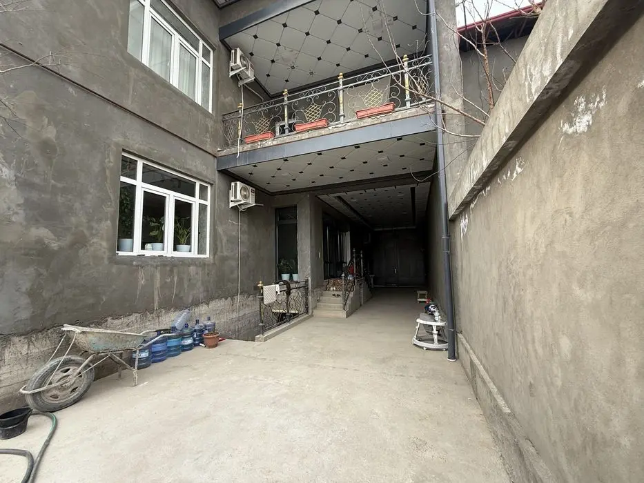 Sifatli hovli sotiladi
