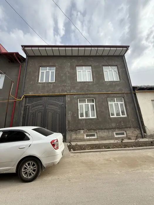 Sifatli hovli sotiladi