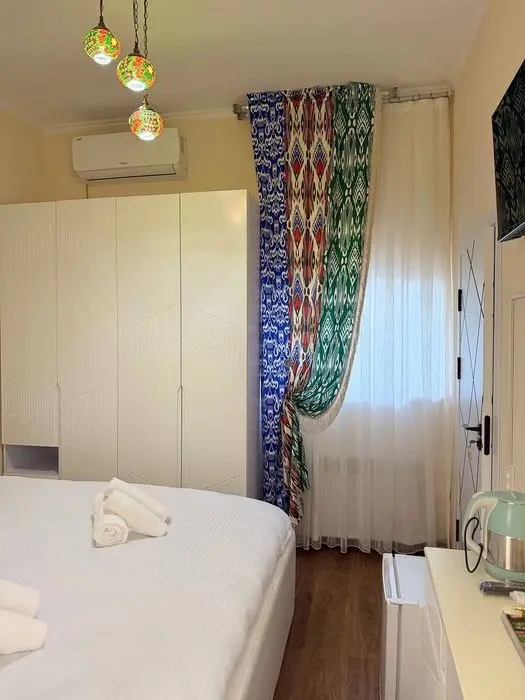 Samarqand shahar.Bulvar yaqinda.Podshoh Hotel.