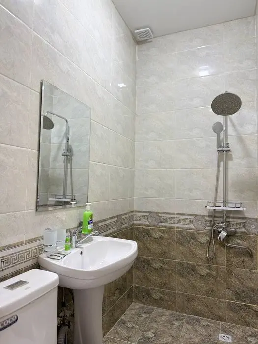 Samarqand shahar.Bulvar yaqinda.Podshoh Hotel.