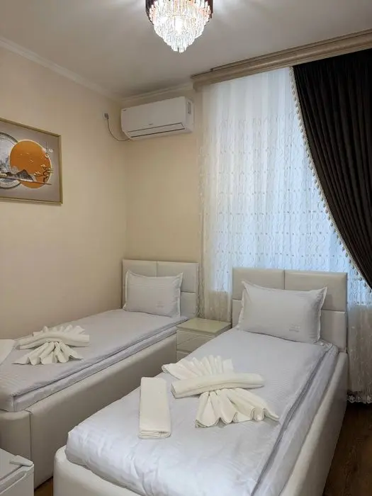 Samarqand shahar.Bulvar yaqinda.Podshoh Hotel.