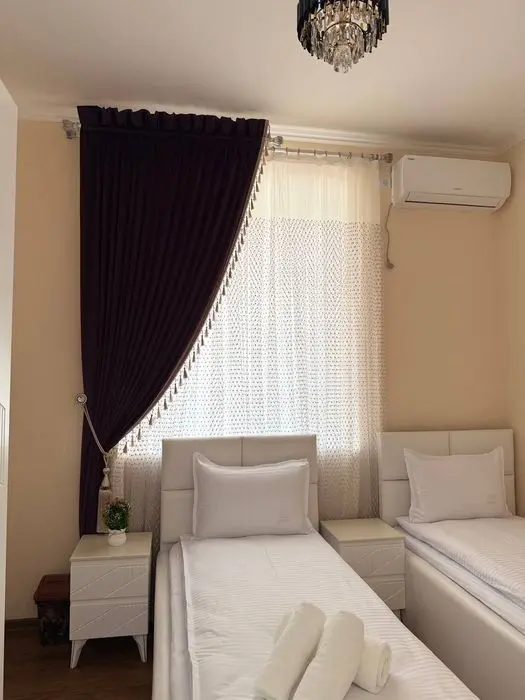 Samarqand shahar.Bulvar yaqinda.Podshoh Hotel.