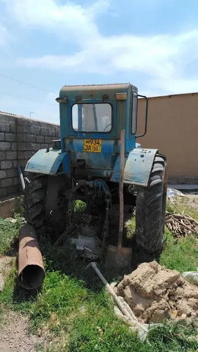 T 28 traktor sotiladi bachkana va prsep bilan t