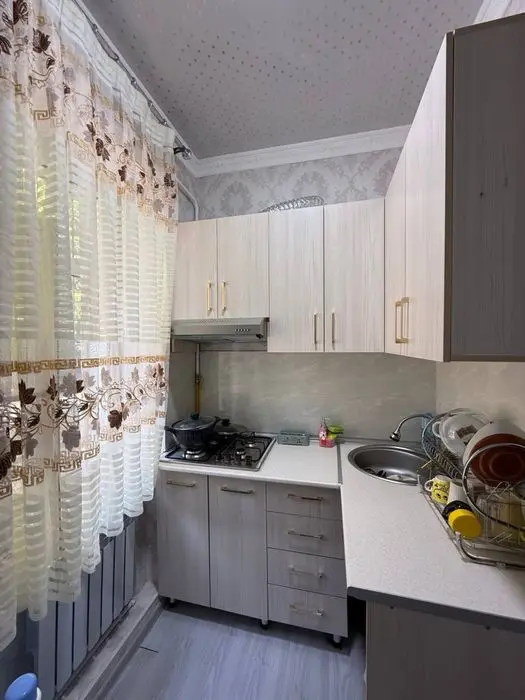1 комнатная с мебелью и техникой в центре Чирчика
