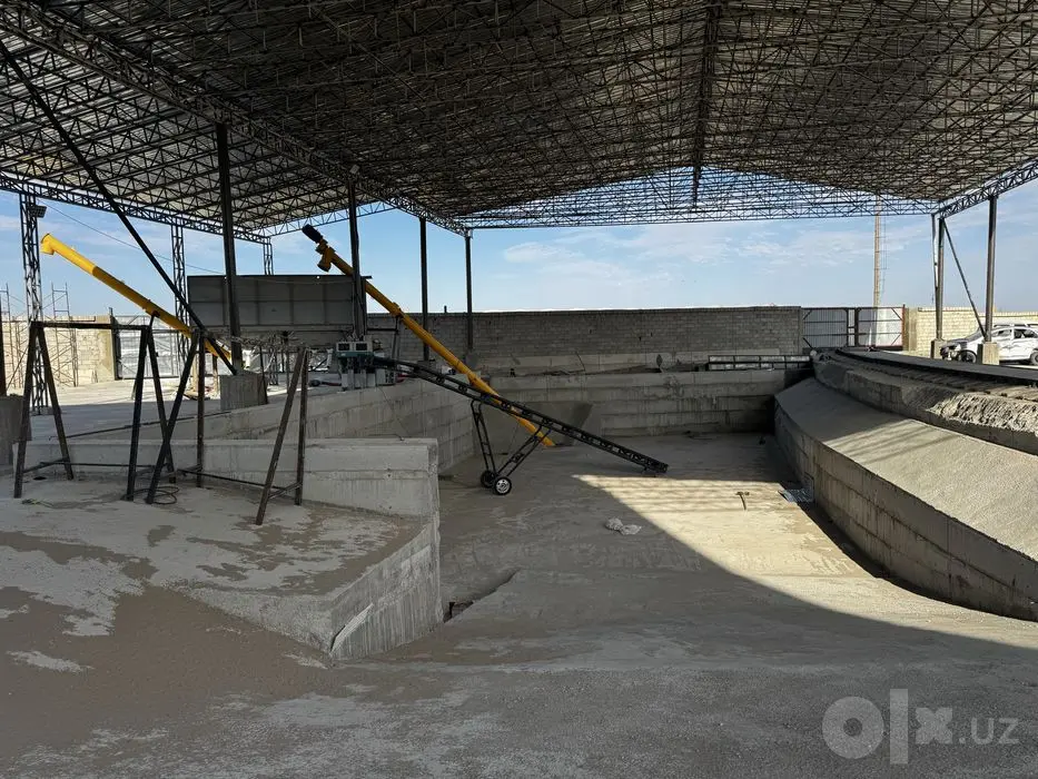 Юк тушириш ва ортишга мулжалланган база темир йули билан сотилади
