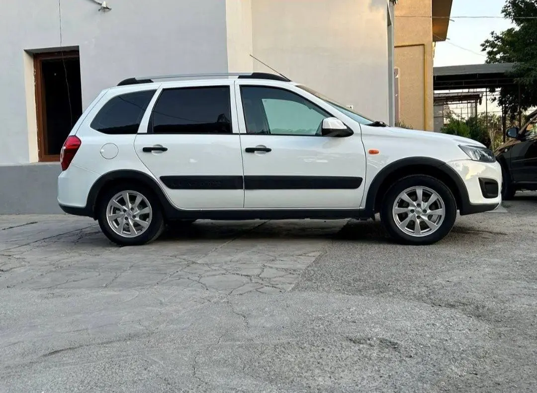Lada Kalina Cross 2 sotiladi