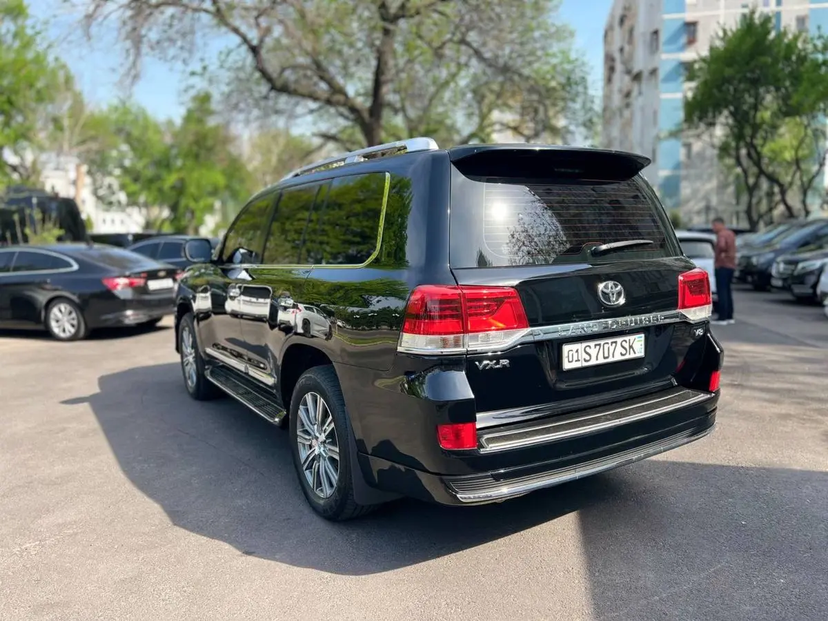Toyota 200 сотилади