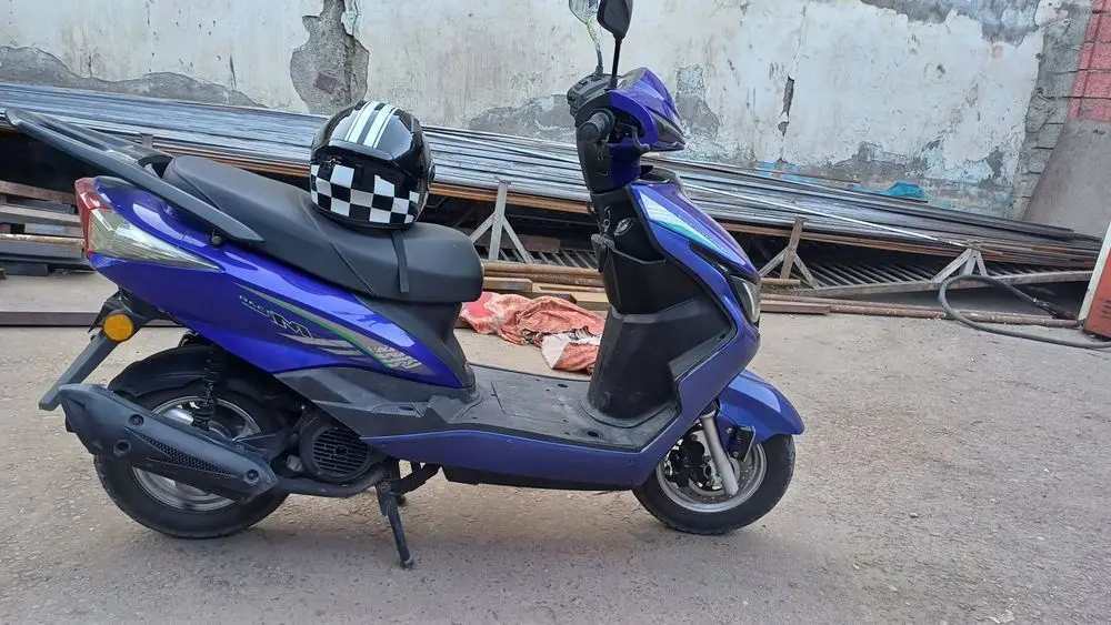 Skuter sotiladi 125 kubalik 100 ga 2.5 liter benzin ichadi