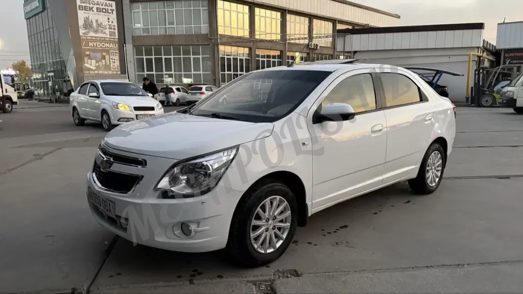 Кобальт 4 позиция фул наврот, люкли сотилади.