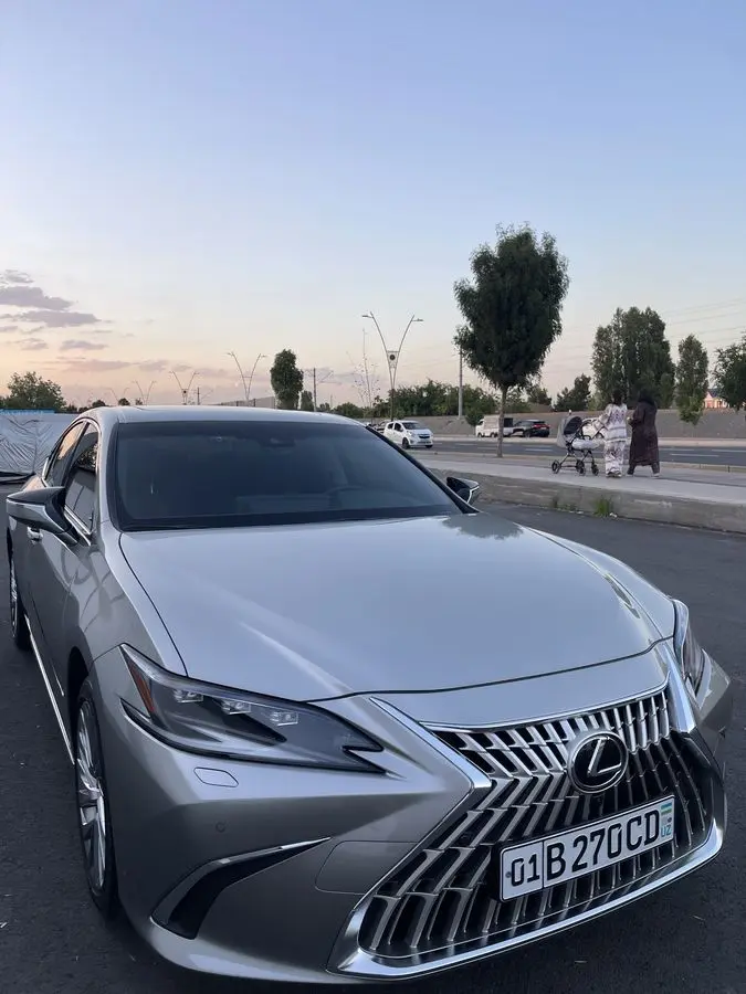 Lexus ES300 Premium 2025