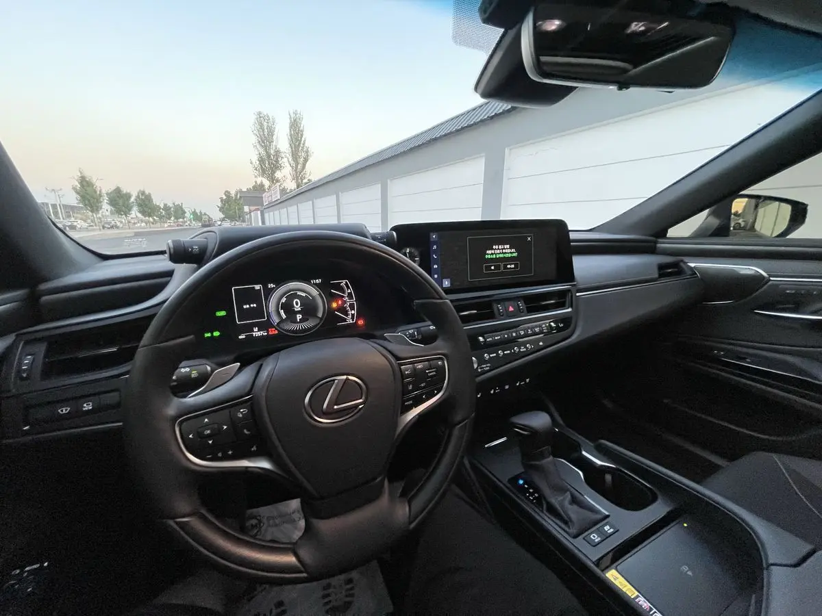 Lexus ES300 Premium 2025
