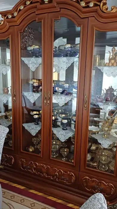 Komod, stenka, stol va stullar arzon narxda sotiladi